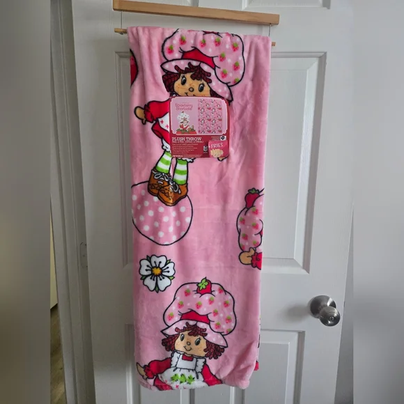 Strawberry Shortcake Pink Blanket - Picture 3 of 5
